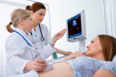 На каком сроке беременности идти к гинекологу: причины для раннего обращения